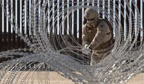 Refuerza EE. UU. frontera con M&eacute;xico la instalaci&oacute;n m&aacute;s importante en la historia de alambre C