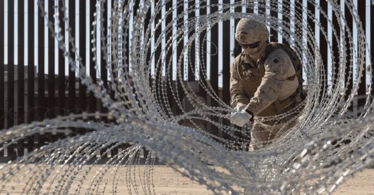 Refuerza EE. UU. frontera con México la instalación más importante en la historia de alambre C
