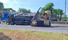 Vuelca camioneta en la Comalcalco – Para&iacute;so