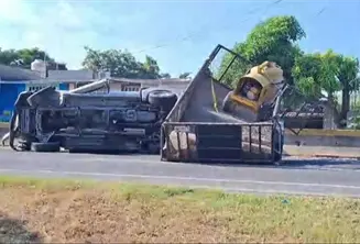 Vuelca camioneta en la Comalcalco – Para&iacute;so