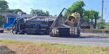 Vuelca camioneta en la carretera Comalcalco – Para&iacute;so