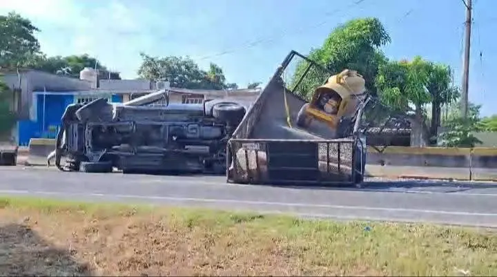 Vuelca camioneta en la carretera Comalcalco – Paraíso