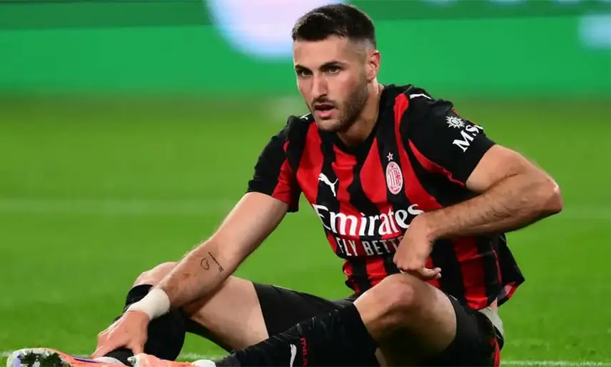 El mexicano Santi Giménez será operado del tobillo, confirma su entrenador