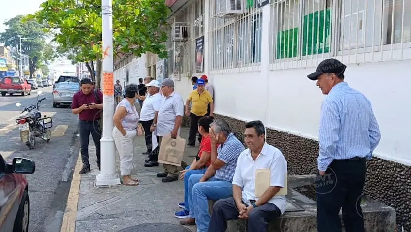 Esperarán jubilados fecha establecida para recibir pagos de fin de año; desisten de bloqueo