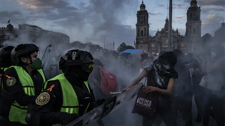 Acusa Amnist&iacute;a Internacional represi&oacute;n en 14 estados de M&eacute;xico en protestas pac&iacute;ficas