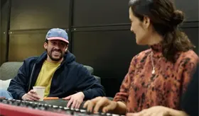 Julieta Venegas sorprende en el sexto concierto de Bad Bunny en M&eacute;xico