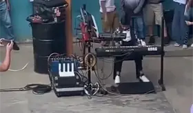 &iexcl;De Frontera para el mundo! Se viraliza "duelo" de ni&ntilde;os tecladistas amenizando su posada escolar en Centla