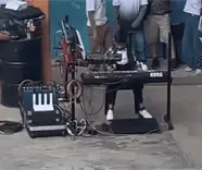 Se viraliza "duelo" de ni&ntilde;os tecladistas amenizando su posada en Centla