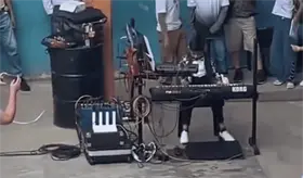 Se viraliza "duelo" de ni&ntilde;os tecladistas amenizando su posada en Centla