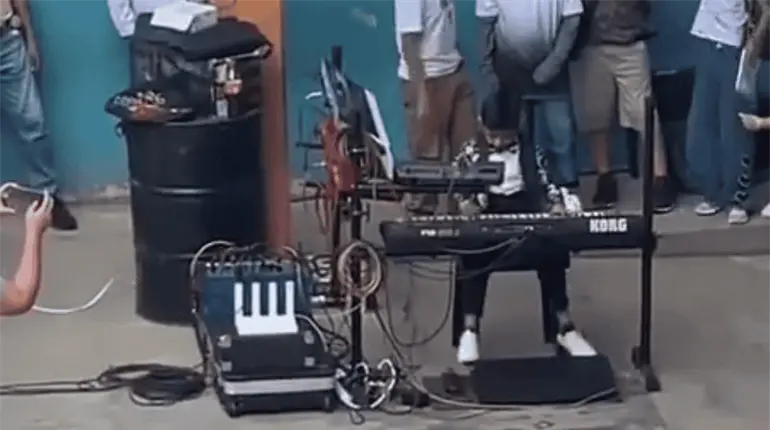 Se viraliza "duelo" de ni&ntilde;os tecladistas amenizando su posada en Centla