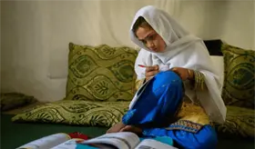 Ni&ntilde;a estudiando en Afganist&aacute;n se convierte en la foto Unicef del a&ntilde;o