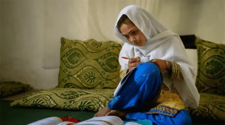 Ni&ntilde;a estudiando en Afganist&aacute;n se convierte en la foto Unicef del a&ntilde;o