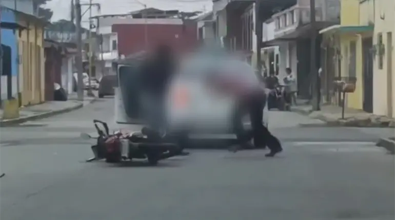 Conductores de auto y moto protagonizan pelea en calles de Cunduac&aacute;n