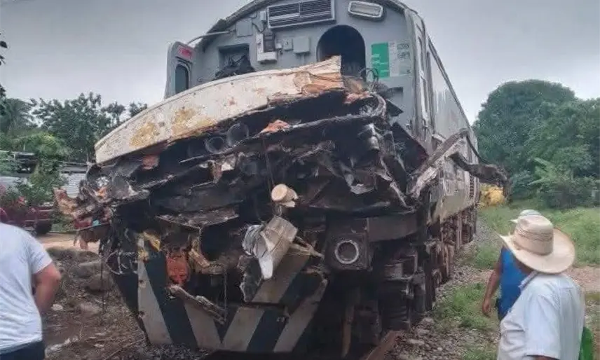 Pipa es embestida por Tren Interoceánico cuando intentaba ganarle el paso en Chiapas