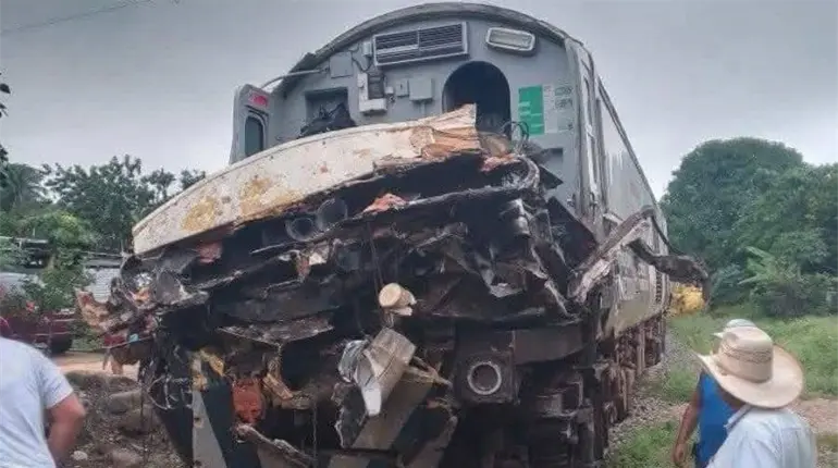 Tr&aacute;iler colisiona contra Tren Interoce&aacute;nico en Chiapas