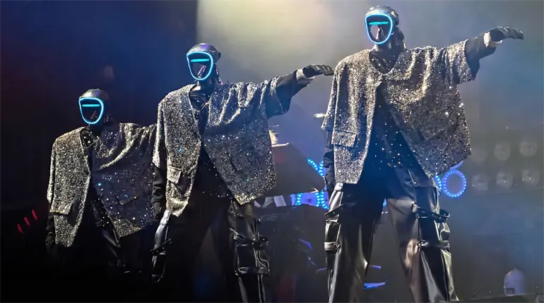 Robots se roban show al bailar como profesionales durante concierto en China