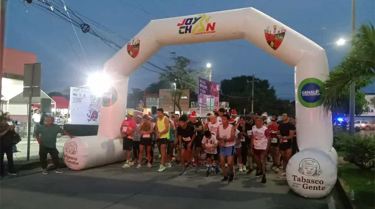 Gael Jes&uacute;s Galv&aacute;n y Rosa Cruz Urbina ganan la 4ta Carrera Atl&eacute;tica del Pavo en Comalcalco