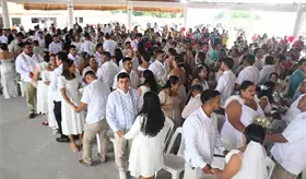 &iexcl;Se dieron el s&iacute;! 72 parejas celebran boda colectiva en playa de Para&iacute;so