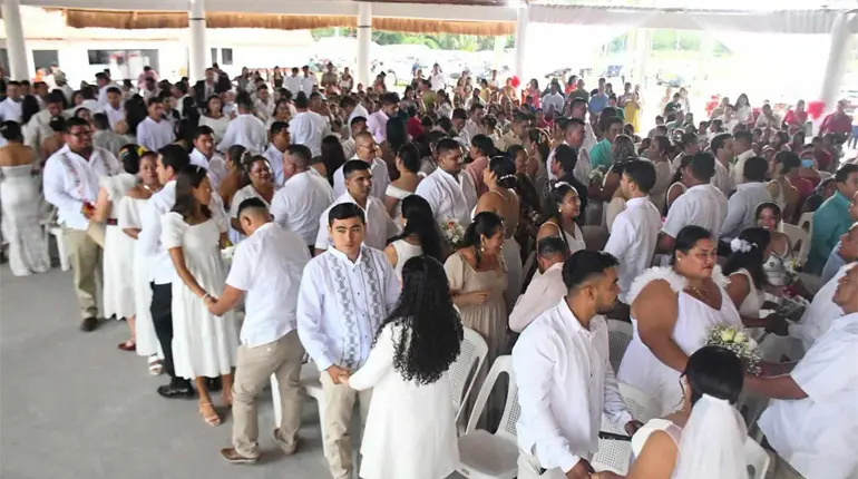 &iexcl;Se dieron el s&iacute;! 72 parejas celebran boda colectiva en playa de Para&iacute;so