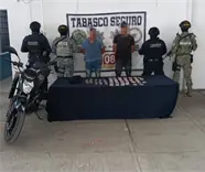Detienen a dos presuntos narcomenudistas en Comalcalco
