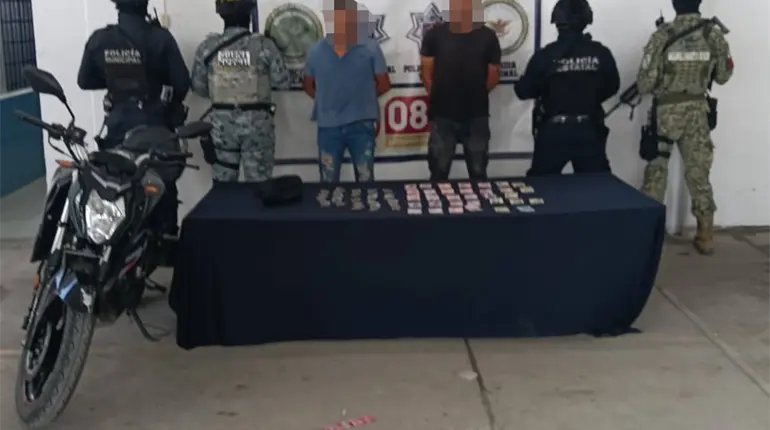 Detienen a dos presuntos narcomenudistas en Comalcalco
