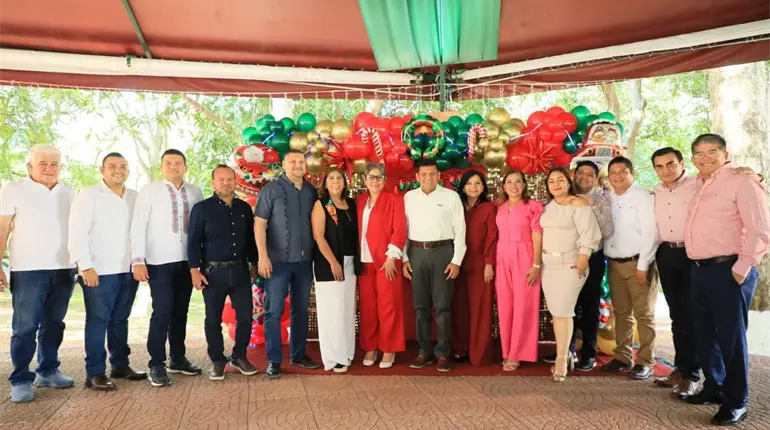 May se re&uacute;ne con 13 alcaldes en convivio por fin de a&ntilde;o