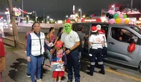 &iexcl;Param&eacute;dicos adelantan la Navidad! Reparten juguetes a ni&ntilde;os en Villahermosa