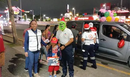 &iexcl;Param&eacute;dicos adelantan la Navidad! Reparten juguetes a ni&ntilde;os en Villahermosa