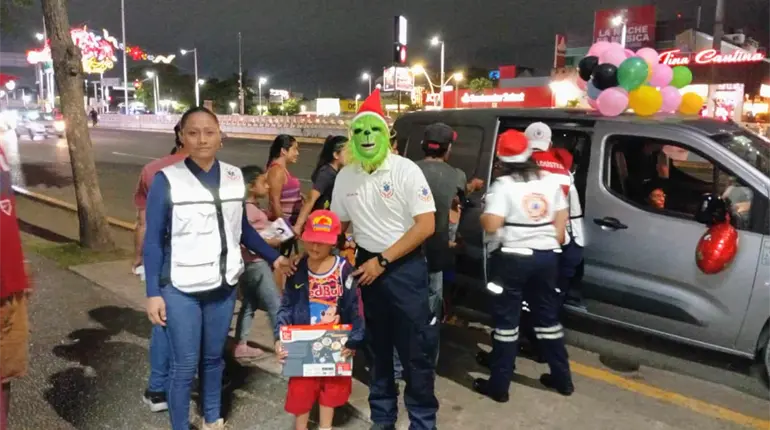 &iexcl;Param&eacute;dicos adelantan la Navidad! Reparten juguetes a ni&ntilde;os en Villahermosa