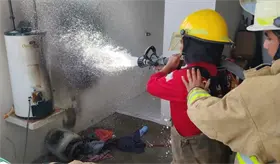 Persona sufre quemadura al recibir flamazo durante cambio de tanque de gas en El Espejo I