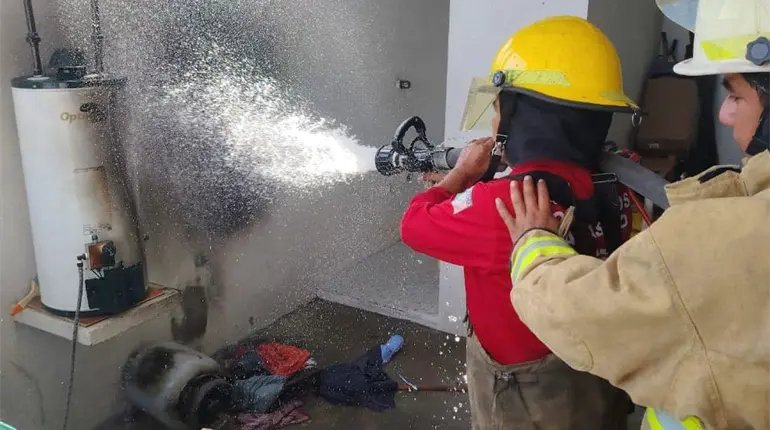 Persona sufre quemadura al recibir flamazo durante cambio de tanque de gas en El Espejo I