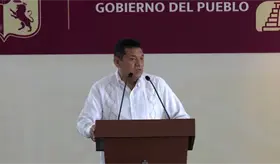 "Ya no donen unidades, atiendan rezago social con obras": May a Pemex