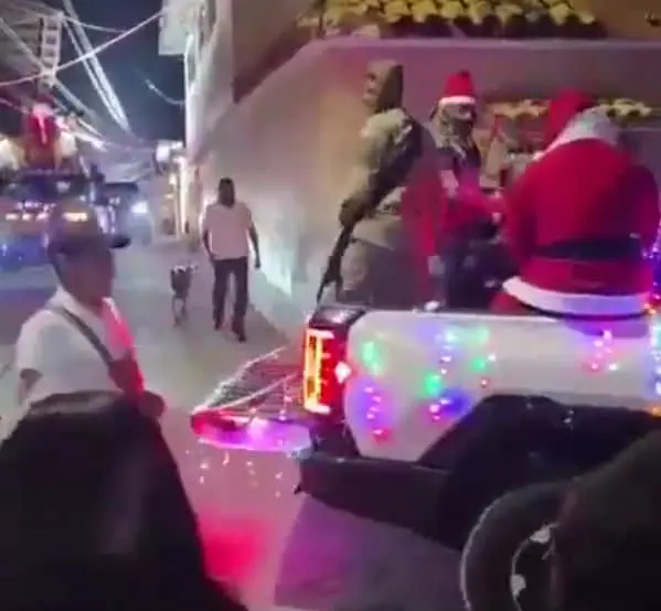 Convoy navide&ntilde;o del C&aacute;rtel de la Sierra reparte dulces en Guerrero