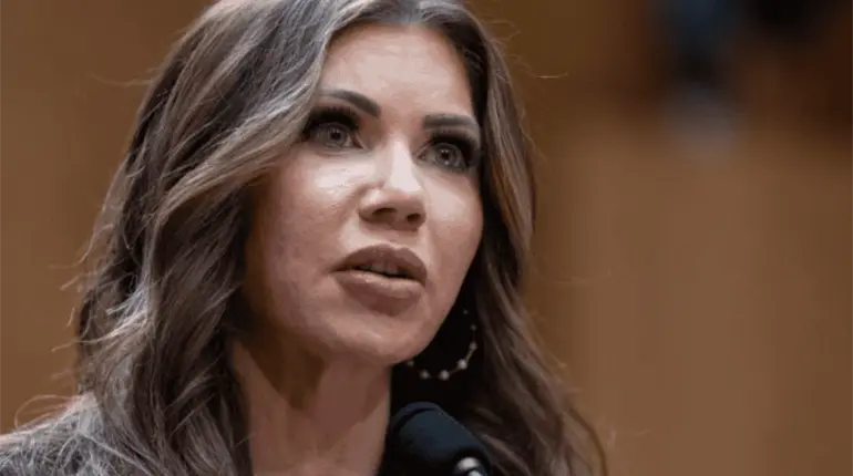 "Tiene que irse": Kristi Noem arremete contra Nicol&aacute;s Maduro