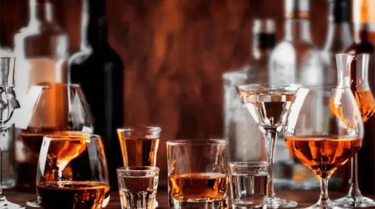 SAT exhorta a verificar que las bebidas alcoh&oacute;licas tengan marbete oficial antes de comprarlas