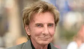 Barry Manilow tiene c&aacute;ncer de pulm&oacute;n, reprograma gira