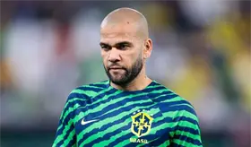 Dani Alves invierte en club portugu&eacute;s; adelanta su regreso a las canchas