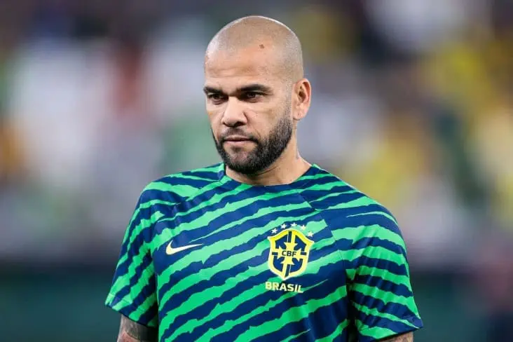 Dani Alves invierte en club portugu&eacute;s; adelanta su regreso a las canchas