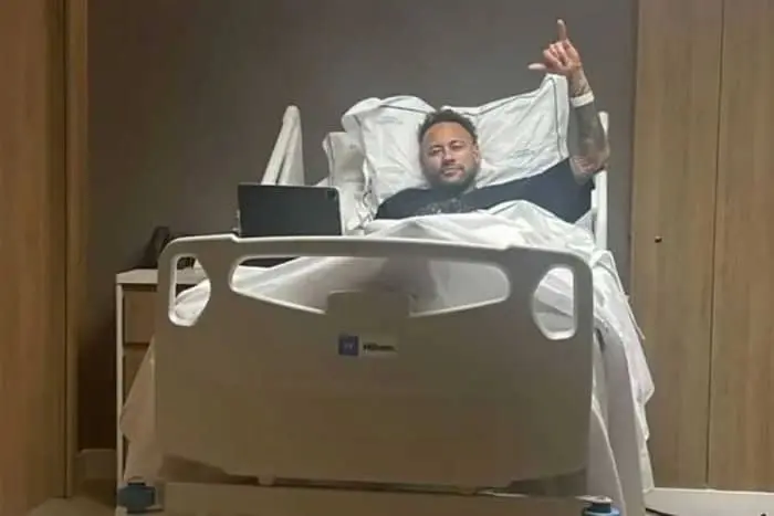 Neymar se opera de la rodilla y apunta al Mundial 2026