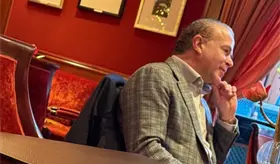 Captan a due&ntilde;o de Miss Universe, Ra&uacute;l Rocha, en bar de Par&iacute;s