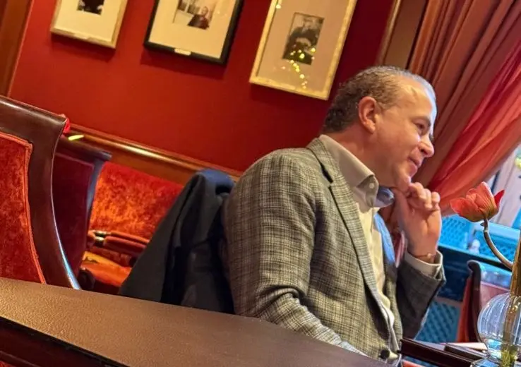 Captan a due&ntilde;o de Miss Universe Ra&uacute;l Rocha, en un bar de Par&iacute;s