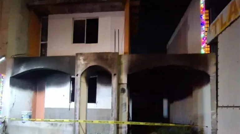 Menores queman casa tras arrojarle pirotecnia en Apodaca, Nuevo Le&oacute;n
