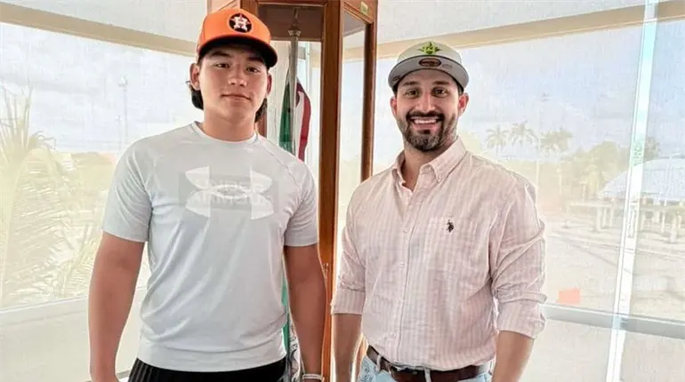 Tabasque&ntilde;o Emilio Payr&oacute;, prospecto de Houston, es recibido por el director del INJUDET