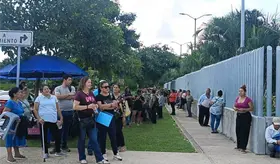 En el sol y por horas, hacen fila en el ISSSTE para una cita de especialidad