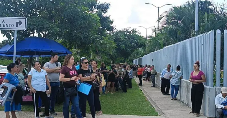 En el sol y por horas, hacen fila en el ISSSTE para una cita de especialidad