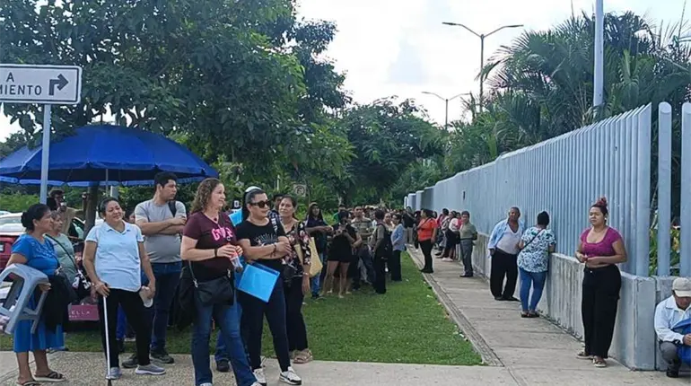 En el sol y por horas, hacen fila en el ISSSTE para una cita de especialidad