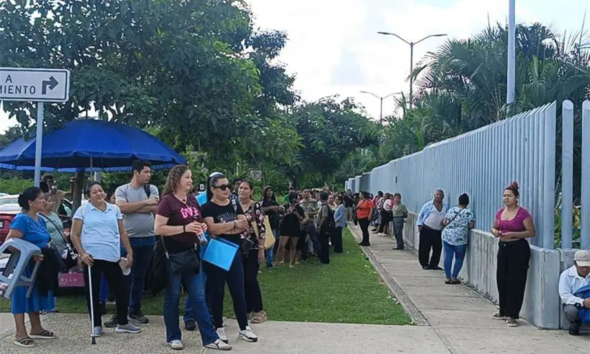 En el sol y por horas, hacen fila en el ISSSTE para una cita de especialidad