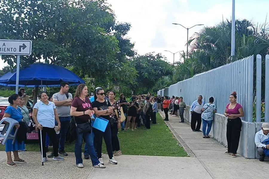 En el sol y por horas, hacen fila en el ISSSTE para una cita de especialidad