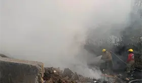 Se Incendia tiradero clandestino de llantas y basura en la carretera a Bosques de Saloya