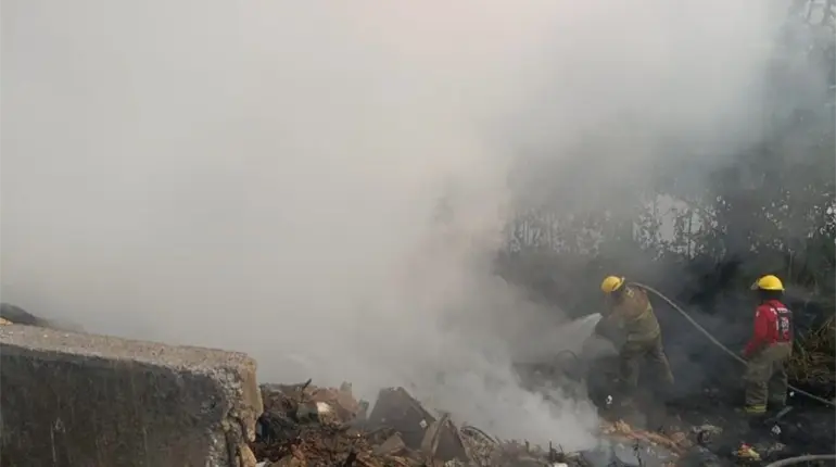 Se Incendia tiradero clandestino de llantas y basura en la carretera a Bosques de Saloya